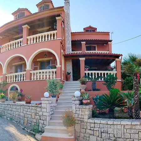 Seaside Pool מסונגי